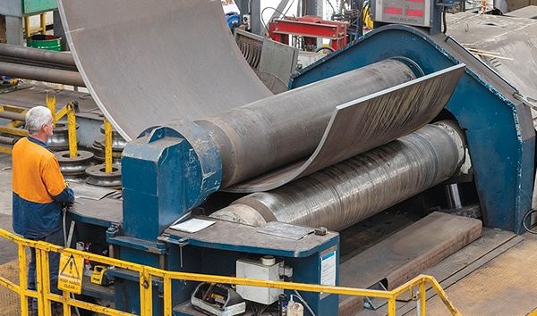 Imagen principal de la categoría Rolado de chapas de acero: curvado industrial con precisión y calidad - PHA+PHNwYW4gc3R5bGU9ImNvbG9yOiByZ2IoNDgsIDU2LCA3Myk7Ij5FbiZuYnNwOzwvc3Bhbj48c3Ryb25nIHN0eWxlPSJjb2xvcjogcmdiKDQ4LCA1NiwgNzMpOyI+SW5kdXN0cmlhcyBNb3Jlbm88L3N0cm9uZz48c3BhbiBzdHlsZT0iY29sb3I6IHJnYig0OCwgNTYsIDczKTsiPiwgb2ZyZWNlbW9zIGVsIHNlcnZpY2lvIGVzcGVjaWFsaXphZG8gZGUmbmJzcDs8L3NwYW4+PHN0cm9uZyBzdHlsZT0iY29sb3I6IHJnYig0OCwgNTYsIDczKTsiPnJvbGFkbyBkZSBjaGFwYXMgZGUgYWNlcm88L3N0cm9uZz48c3BhbiBzdHlsZT0iY29sb3I6IHJnYig0OCwgNTYsIDczKTsiPiwgb3JpZW50YWRvIGEgc2F0aXNmYWNlciBsYXMgZGVtYW5kYXMgZGVsIHNlY3RvciZuYnNwOzwvc3Bhbj48c3Ryb25nIHN0eWxlPSJjb2xvcjogcmdiKDQ4LCA1NiwgNzMpOyI+aW5kdXN0cmlhbDwvc3Ryb25nPjxzcGFuIHN0eWxlPSJjb2xvcjogcmdiKDQ4LCA1NiwgNzMpOyI+LCZuYnNwOzwvc3Bhbj48c3Ryb25nIHN0eWxlPSJjb2xvcjogcmdiKDQ4LCA1NiwgNzMpOyI+bWV0YWzDunJnaWNvPC9zdHJvbmc+PHNwYW4gc3R5bGU9ImNvbG9yOiByZ2IoNDgsIDU2LCA3Myk7Ij4mbmJzcDt5IGRlJm5ic3A7PC9zcGFuPjxzdHJvbmcgc3R5bGU9ImNvbG9yOiByZ2IoNDgsIDU2LCA3Myk7Ij5jb25zdHJ1Y2Npw7NuPC9zdHJvbmc+PHNwYW4gc3R5bGU9ImNvbG9yOiByZ2IoNDgsIDU2LCA3Myk7Ij4uIEVzdGUgcHJvY2VzbywgdGFtYmnDqW4gY29ub2NpZG8gY29tbyZuYnNwOzwvc3Bhbj48c3Ryb25nIHN0eWxlPSJjb2xvcjogcmdiKDQ4LCA1NiwgNzMpOyI+Y3VydmFkbyBkZSBjaGFwYXM8L3N0cm9uZz48c3BhbiBzdHlsZT0iY29sb3I6IHJnYig0OCwgNTYsIDczKTsiPiwgY29uc2lzdGUgZW4gdHJhbnNmb3JtYXIgcGllemFzIHBsYW5hcyBkZSZuYnNwOzwvc3Bhbj48c3Ryb25nIHN0eWxlPSJjb2xvcjogcmdiKDQ4LCA1NiwgNzMpOyI+YWNlcm88L3N0cm9uZz48c3BhbiBzdHlsZT0iY29sb3I6IHJnYig0OCwgNTYsIDczKTsiPiZuYnNwO2VuIGZvcm1hcyZuYnNwOzwvc3Bhbj48c3Ryb25nIHN0eWxlPSJjb2xvcjogcmdiKDQ4LCA1NiwgNzMpOyI+Y2lsw61uZHJpY2FzPC9zdHJvbmc+PHNwYW4gc3R5bGU9ImNvbG9yOiByZ2IoNDgsIDU2LCA3Myk7Ij4mbmJzcDtvJm5ic3A7PC9zcGFuPjxzdHJvbmcgc3R5bGU9ImNvbG9yOiByZ2IoNDgsIDU2LCA3Myk7Ij5jdXJ2YXM8L3N0cm9uZz48c3BhbiBzdHlsZT0iY29sb3I6IHJnYig0OCwgNTYsIDczKTsiPiwgbWFudGVuaWVuZG8gc3UmbmJzcDs8L3NwYW4+PHN0cm9uZyBzdHlsZT0iY29sb3I6IHJnYig0OCwgNTYsIDczKTsiPnJlc2lzdGVuY2lhIGVzdHJ1Y3R1cmFsPC9zdHJvbmc+PHNwYW4gc3R5bGU9ImNvbG9yOiByZ2IoNDgsIDU2LCA3Myk7Ij4mbmJzcDt5Jm5ic3A7PC9zcGFuPjxzdHJvbmcgc3R5bGU9ImNvbG9yOiByZ2IoNDgsIDU2LCA3Myk7Ij5wcmVjaXNpw7NuIGRpbWVuc2lvbmFsPC9zdHJvbmc+PHNwYW4gc3R5bGU9ImNvbG9yOiByZ2IoNDgsIDU2LCA3Myk7Ij4uIEdyYWNpYXMgYSBudWVzdHJhJm5ic3A7PC9zcGFuPjxzdHJvbmcgc3R5bGU9ImNvbG9yOiByZ2IoNDgsIDU2LCA3Myk7Ij50ZWNub2xvZ8OtYSBkZSByb2xhZG88L3N0cm9uZz48c3BhbiBzdHlsZT0iY29sb3I6IHJnYig0OCwgNTYsIDczKTsiPiZuYnNwO3kgYSBsYSBleHBlcmllbmNpYSBkZSBudWVzdHJvcyB0w6ljbmljb3MsIGdhcmFudGl6YW1vcyByZXN1bHRhZG9zIGV4YWN0b3MgaW5jbHVzbyBlbiBsb3MgdHJhYmFqb3MgbcOhcyBjb21wbGVqb3MuPC9zcGFuPjwvcD4=